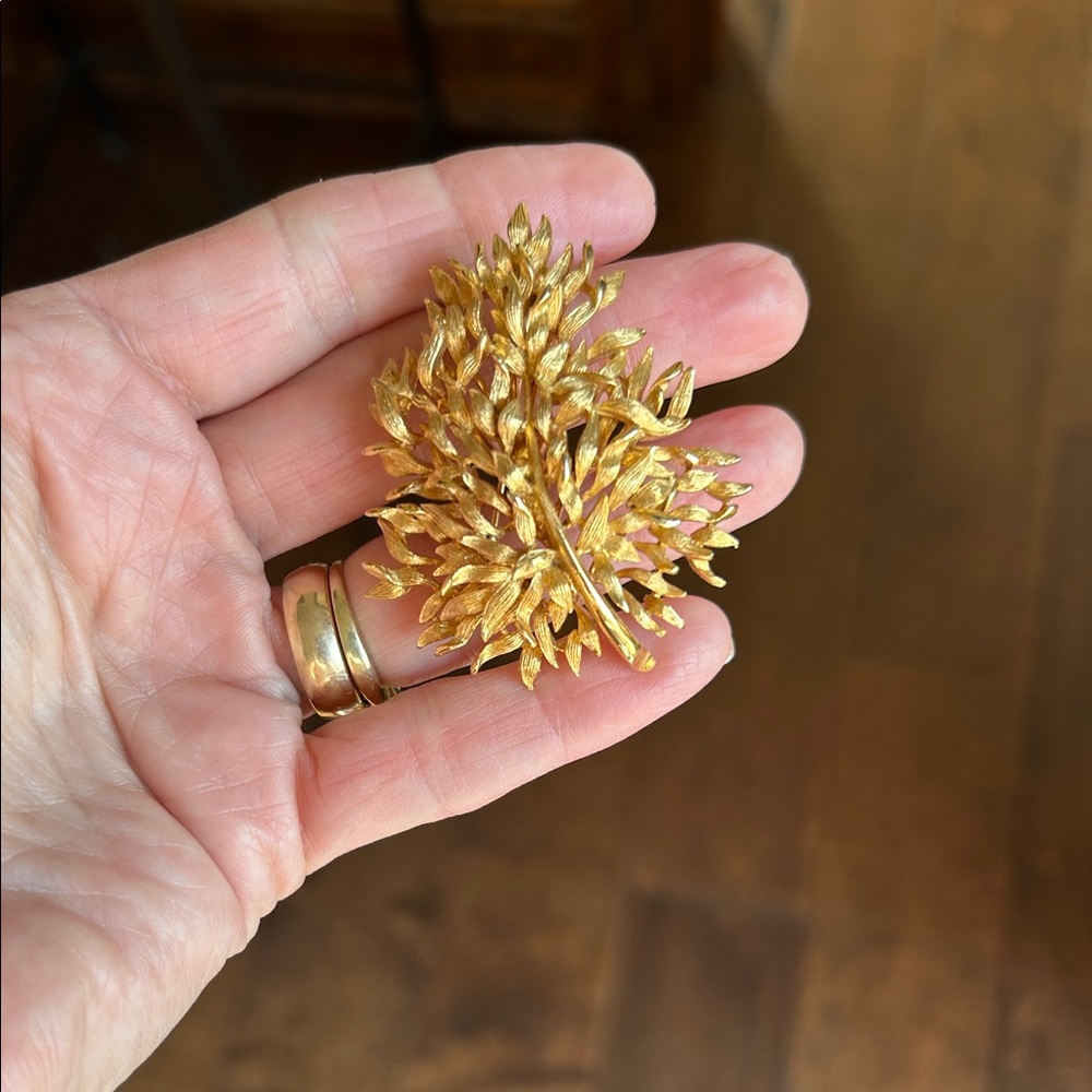 Gold Leaf Brooch - Picture 6 of 6